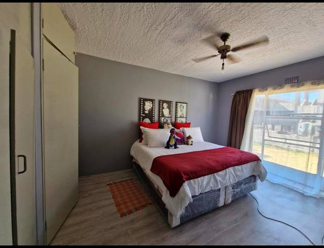 1 BEDROOM APARTMENT FOR SALE IN KEMPTON PARK CENTRAL
